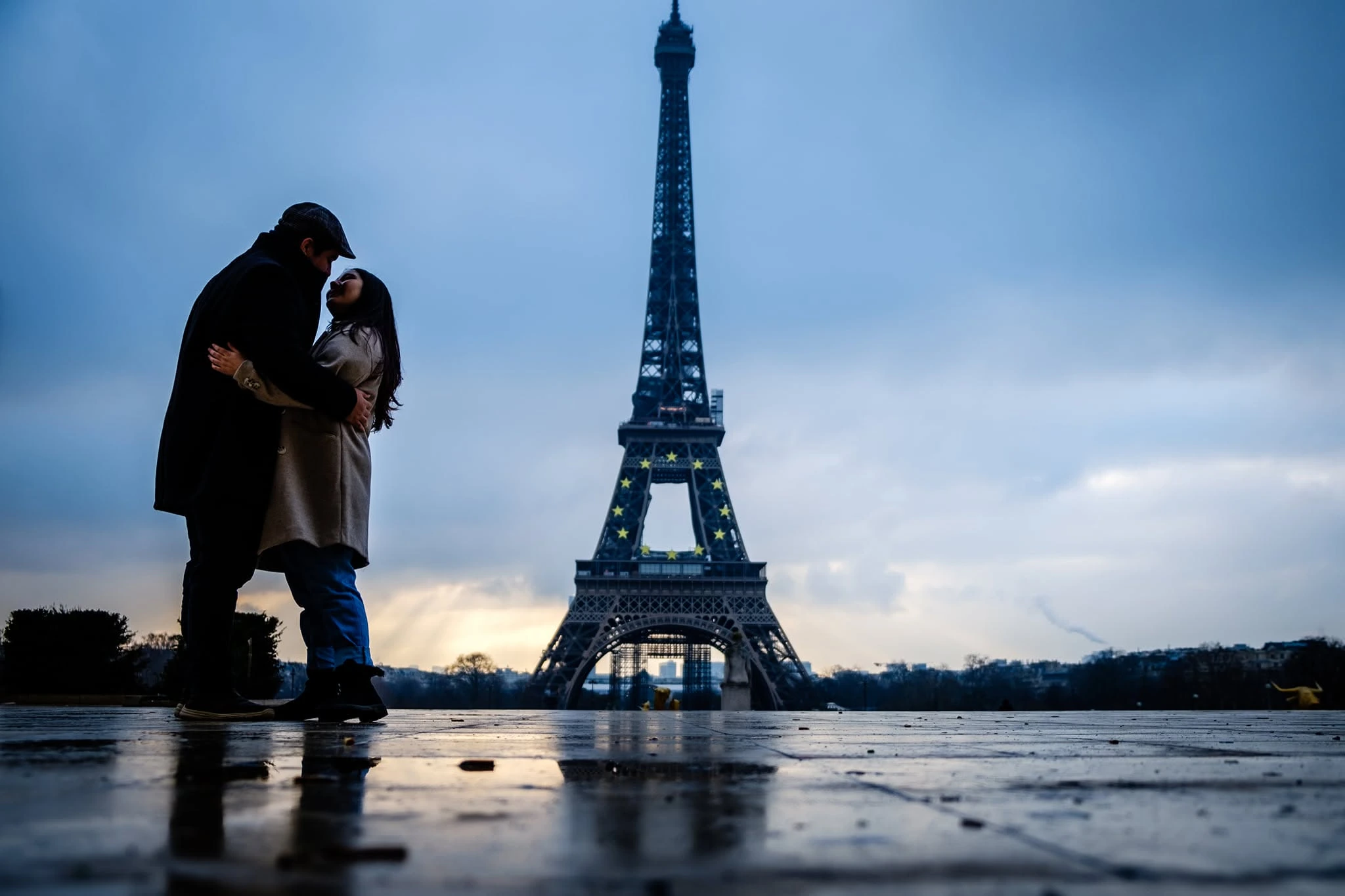 Josefa y Gabriel abrazados frente a la Torre Eiffel.